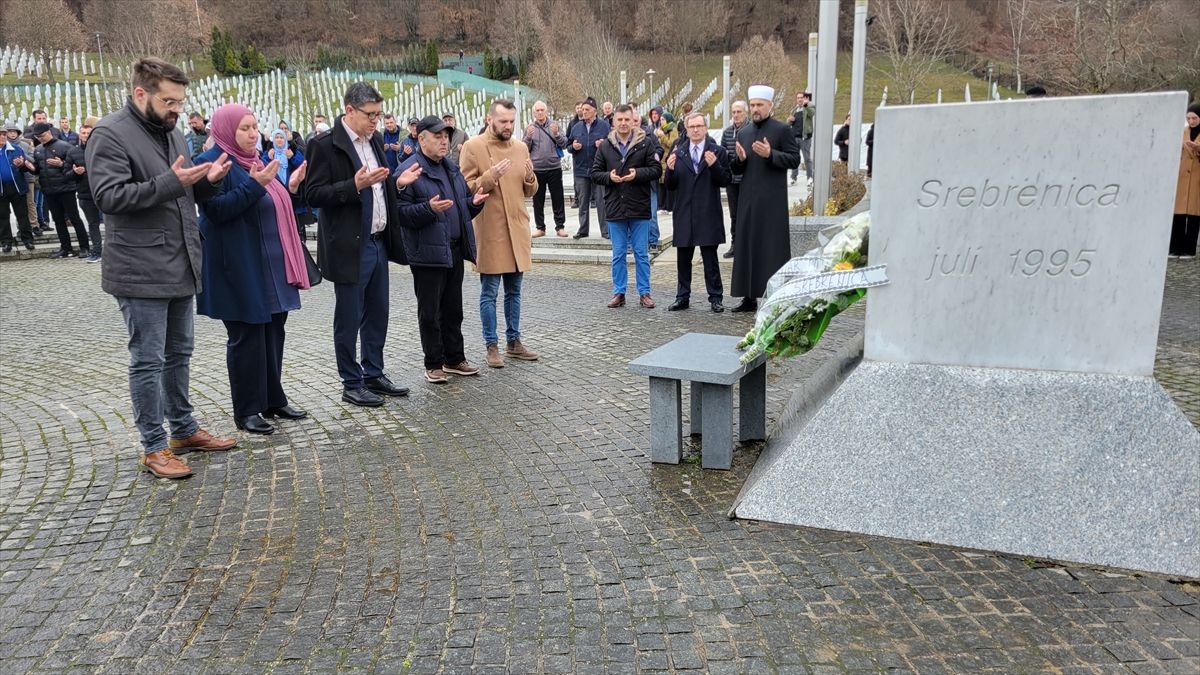 Učenjem Fatihe, kao i ranijih godina, odata je počast žrtvama genocida i položeni su vijenci na kamen temeljac u mezarju.