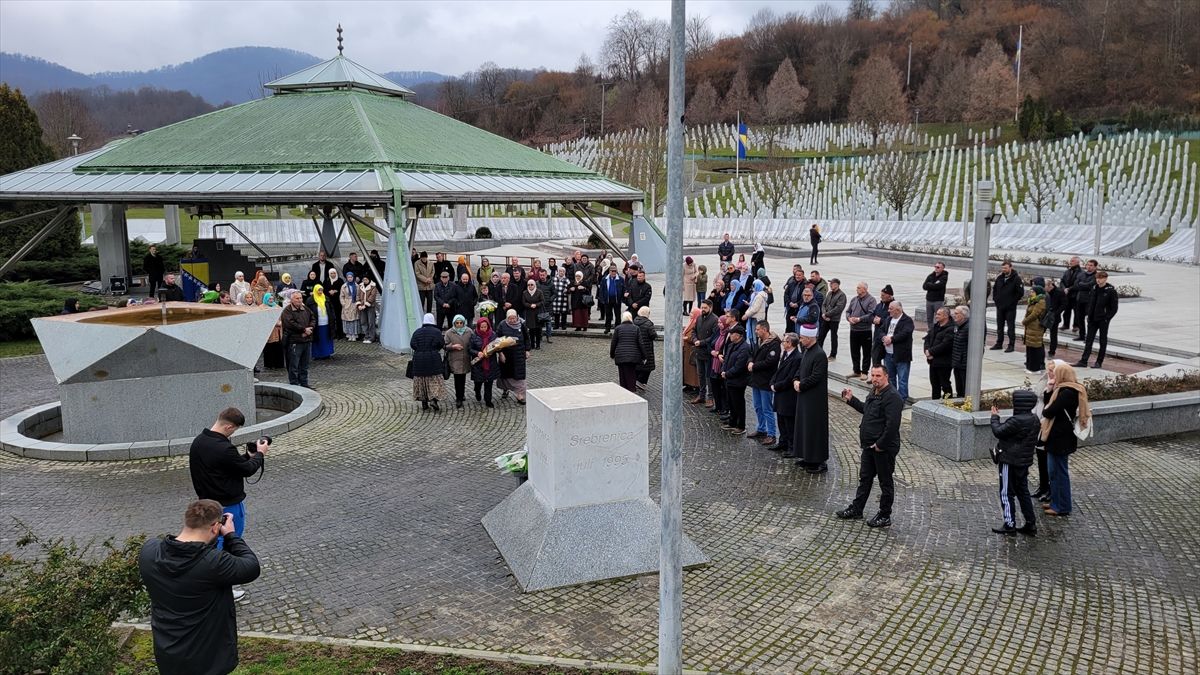 Učenjem Fatihe, kao i ranijih godina, odata je počast žrtvama genocida i položeni su vijenci na kamen temeljac u mezarju.