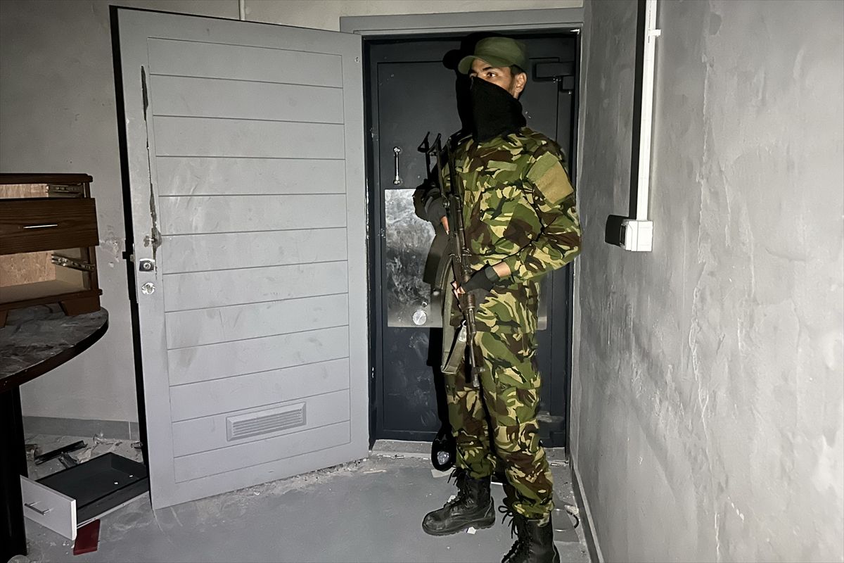  U prostorijama u glavnom tunelu ispod ljetnikovca brata svrgnutog sirijskog vođe pronađeni su ispražnjeni sefovi i pakovanja luksuznih satova