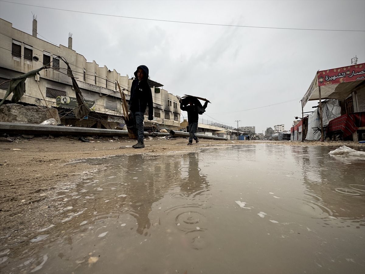 Kiša je natopila šatore u Khan Yunisu, formirajući lokve duž puteva što je otežalo ionako nepodnošljivo stanje u kojem se nalaze Palestinci u Gazi zbog izraelskog genocidnog rata
