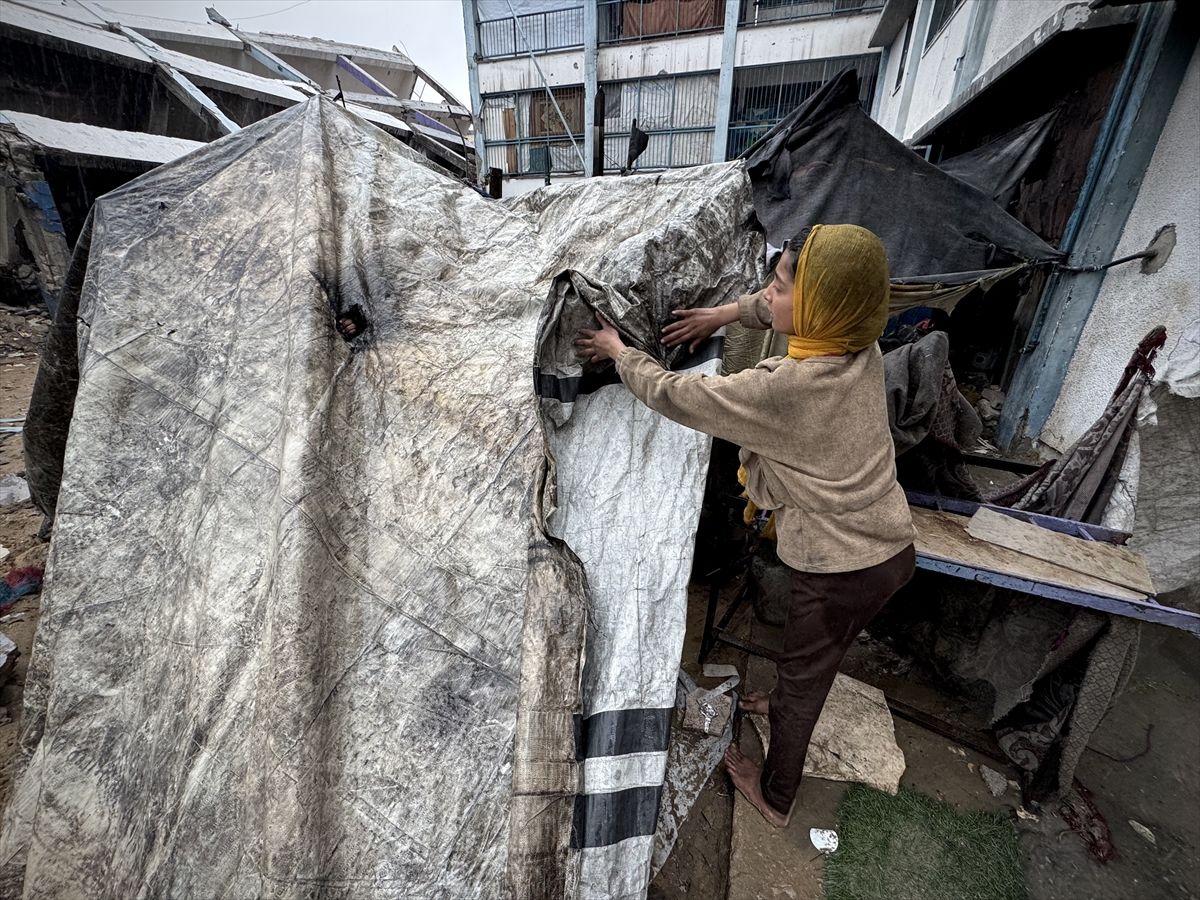 Kiša je natopila šatore u Khan Yunisu, formirajući lokve duž puteva što je otežalo ionako nepodnošljivo stanje u kojem se nalaze Palestinci u Gazi zbog izraelskog genocidnog rata