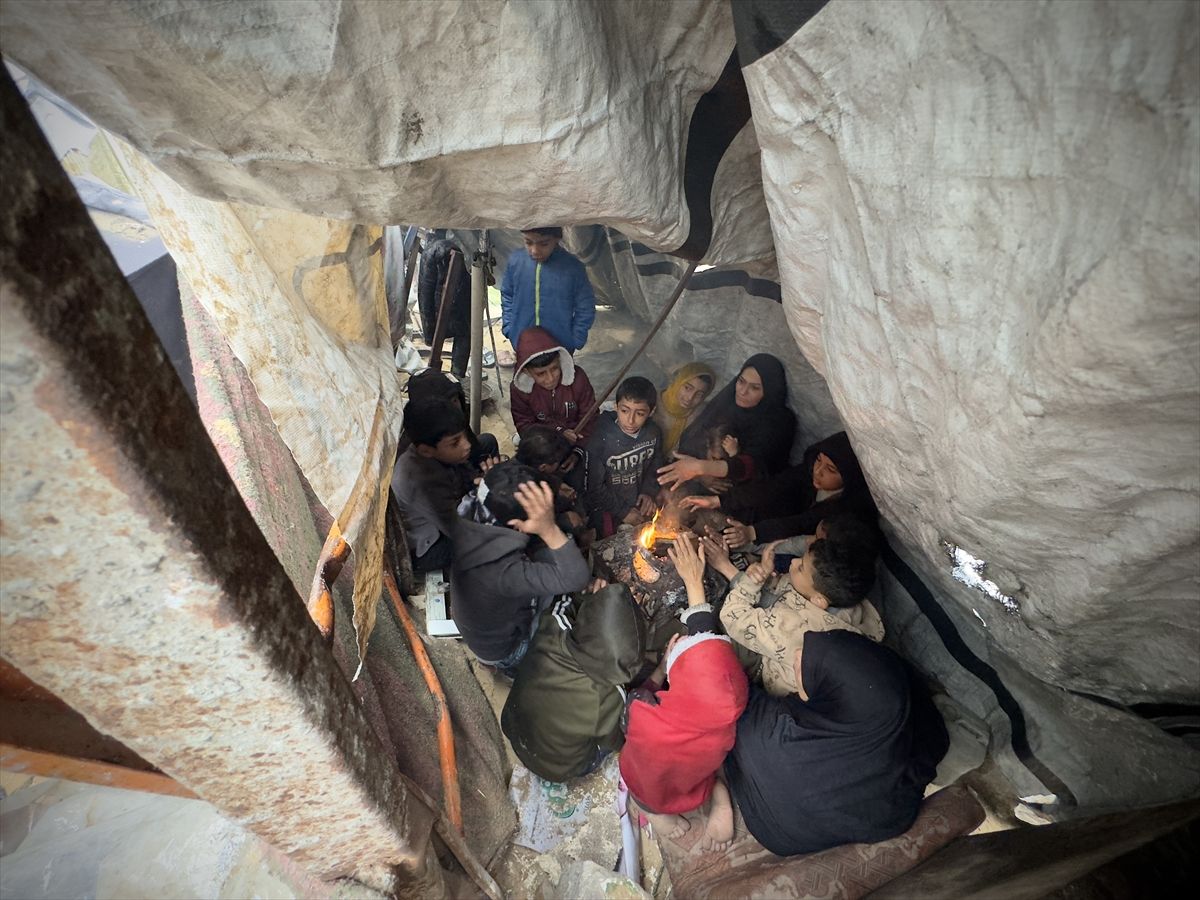 Kiša je natopila šatore u Khan Yunisu, formirajući lokve duž puteva što je otežalo ionako nepodnošljivo stanje u kojem se nalaze Palestinci u Gazi zbog izraelskog genocidnog rata