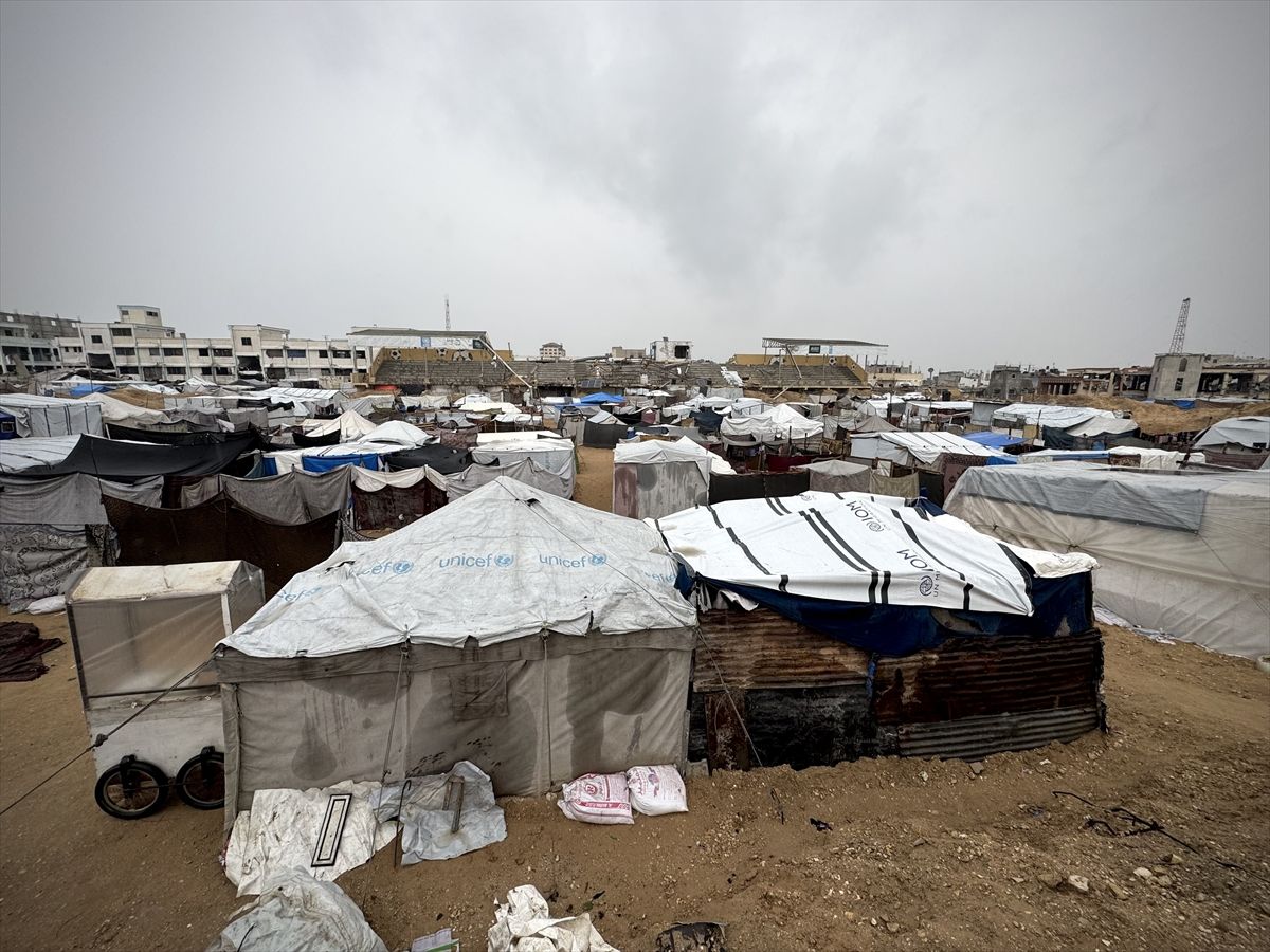 Kiša je natopila šatore u Khan Yunisu, formirajući lokve duž puteva što je otežalo ionako nepodnošljivo stanje u kojem se nalaze Palestinci u Gazi zbog izraelskog genocidnog rata