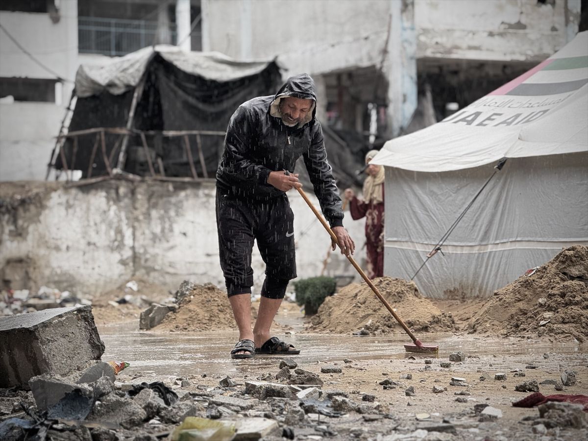 Kiša je natopila šatore u Khan Yunisu, formirajući lokve duž puteva što je otežalo ionako nepodnošljivo stanje u kojem se nalaze Palestinci u Gazi zbog izraelskog genocidnog rata