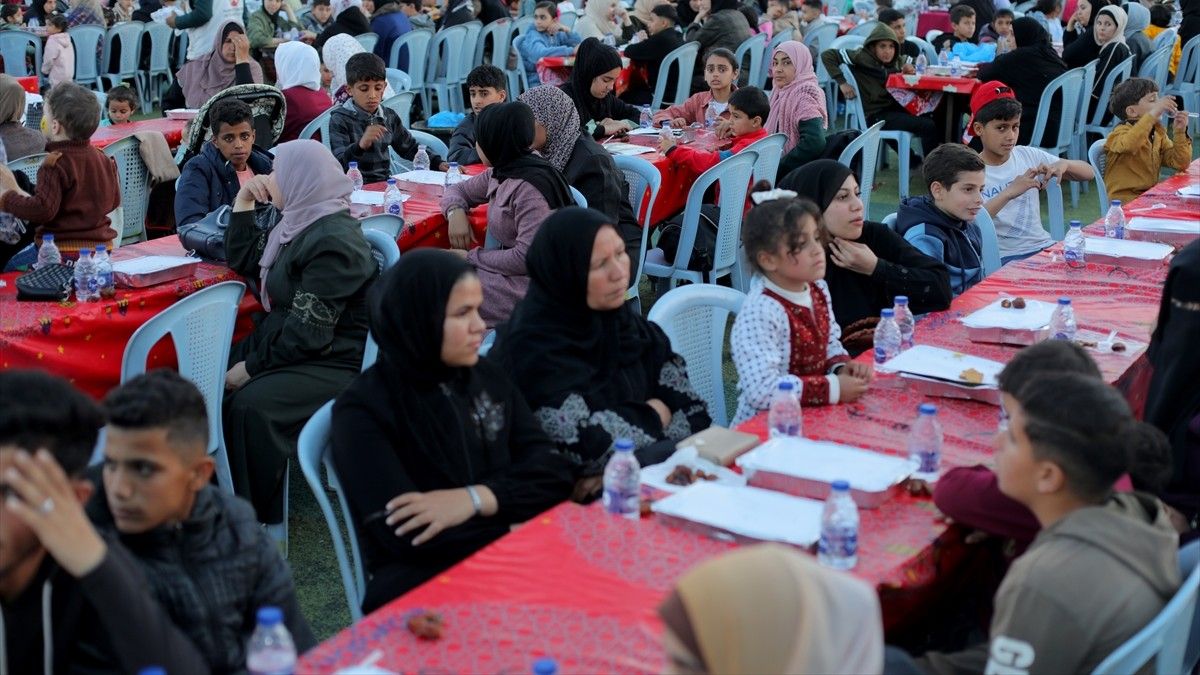 Iftar za djecu u izbjegličkom kampu Bureij u Gazi: Roditelji su im ubijeni u izraelskim napadima
