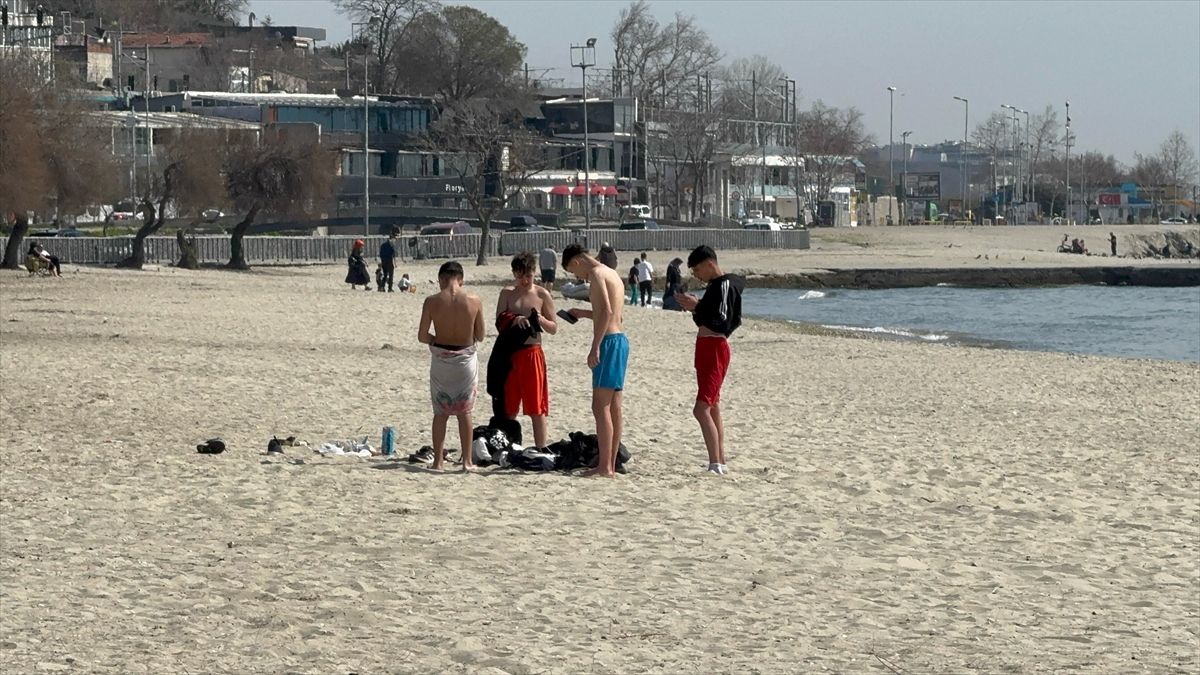 Neki građani uživali su u sunčanom vremenu na plaži Menekse, sjedili na klupama i šetali plažom, dok su drugi plivali u moru