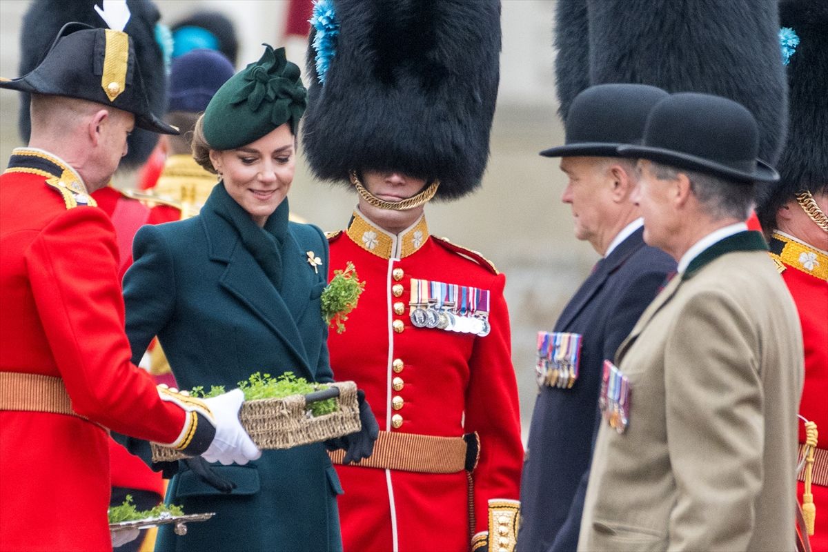 Shodno tradiciji, princeza Middleton je uručila zaslužnim vojnicima odlikovanja za dugogodišnju službu i za dobro ponašanje.