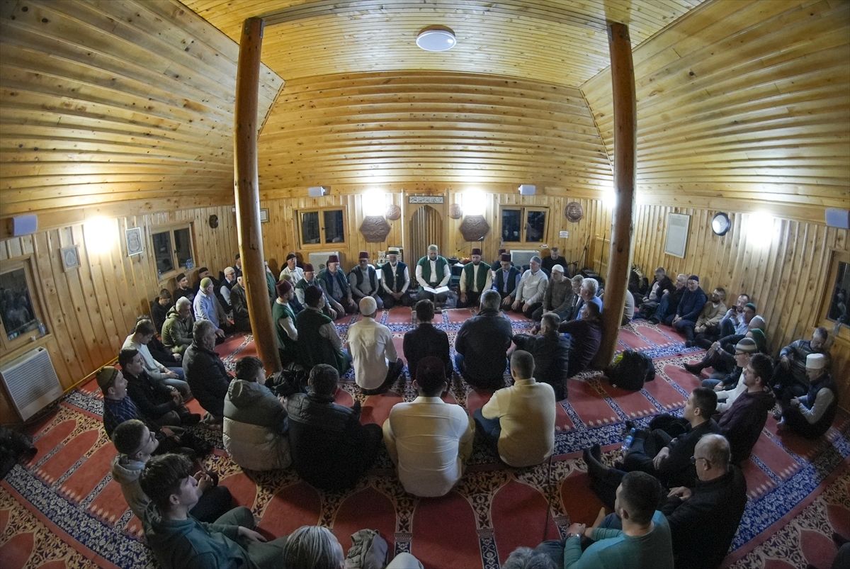 Danas derviški redovi i dalje postoje širom Bosne i Hercegovine, čuvajući stoljetne tradicije duhovne prakse, kulturnog izražavanja i društveno korisnog rada.