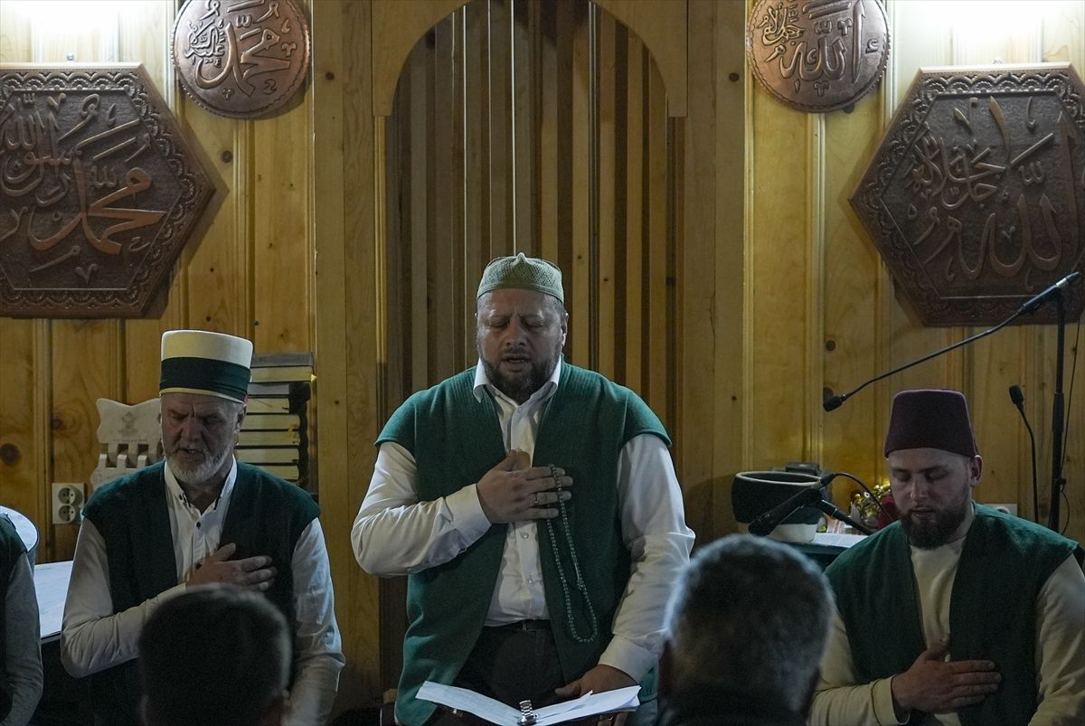 Danas derviški redovi i dalje postoje širom Bosne i Hercegovine, čuvajući stoljetne tradicije duhovne prakse, kulturnog izražavanja i društveno korisnog rada.