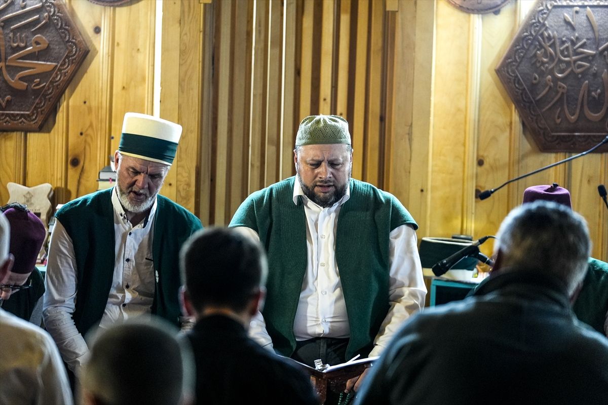 Danas derviški redovi i dalje postoje širom Bosne i Hercegovine, čuvajući stoljetne tradicije duhovne prakse, kulturnog izražavanja i društveno korisnog rada.