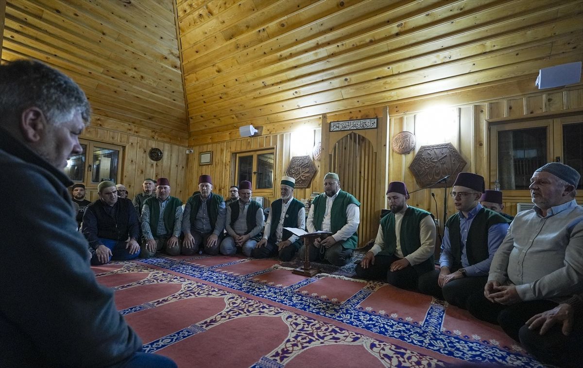 Danas derviški redovi i dalje postoje širom Bosne i Hercegovine, čuvajući stoljetne tradicije duhovne prakse, kulturnog izražavanja i društveno korisnog rada.