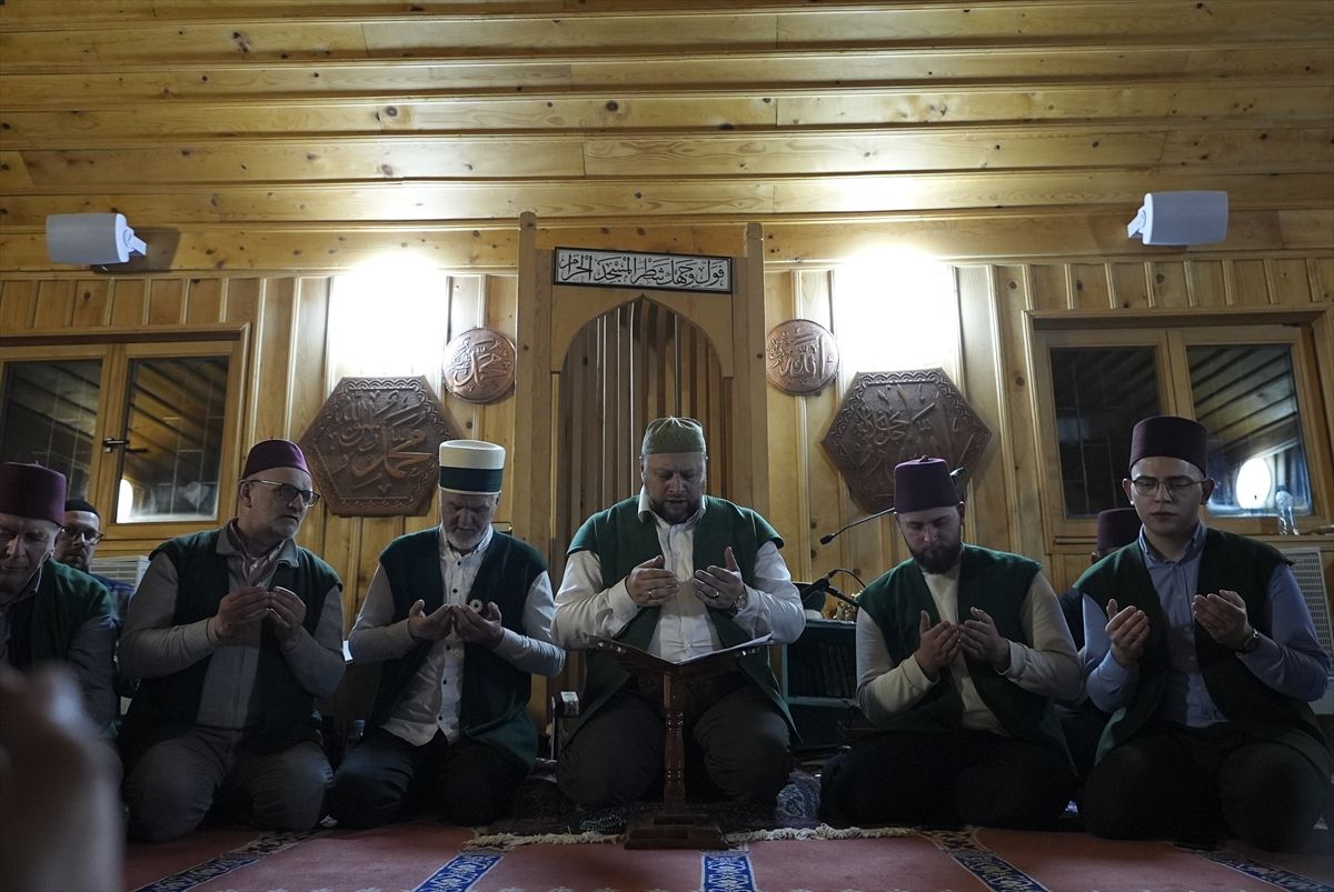 Danas derviški redovi i dalje postoje širom Bosne i Hercegovine, čuvajući stoljetne tradicije duhovne prakse, kulturnog izražavanja i društveno korisnog rada.