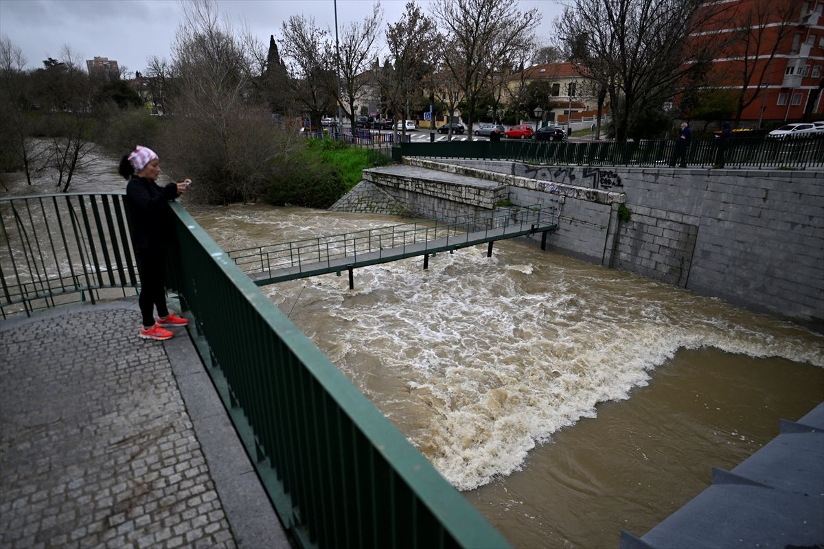 Tokom noći zabilježeno više od 400 incidenata, vjetrovi jačine do 166 km/h odnosili krovove.