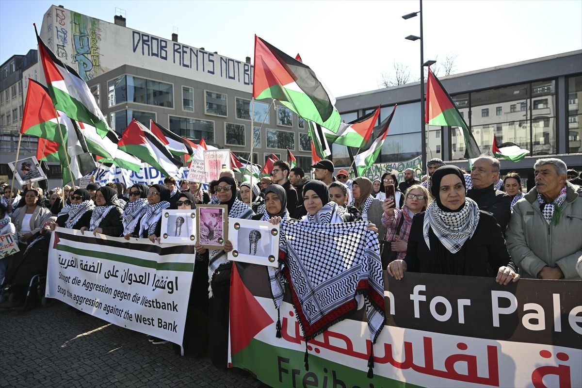Okupljeni su izrazili protivljenje trenutnoj situaciji na palestinskim teritorijama, pozivajući na prekid nasilja i promjenu politike prema Izraelu.