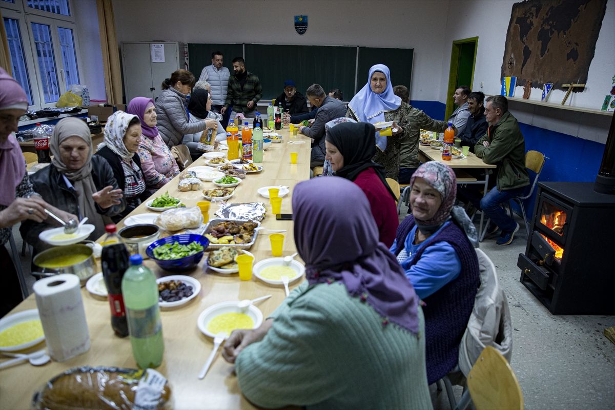 Svećenik u BiH priredio iftar za komšije Bošnjake: Možemo i trebamo živjeti zajedno!