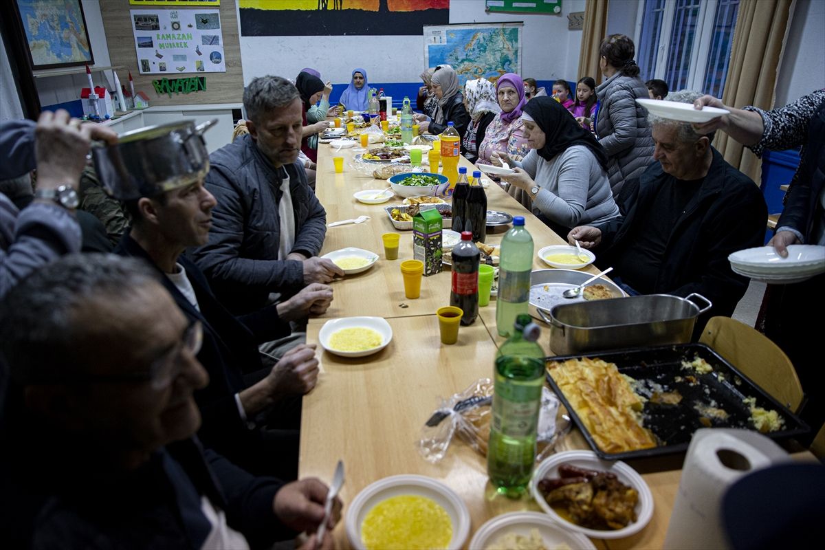 Jurić je naglasio da su ovakvi događaji prilika da se podijeli radost i međusobno približavanje, posebno ove godine kada su se korizma i ramazan vremenski poklopili
