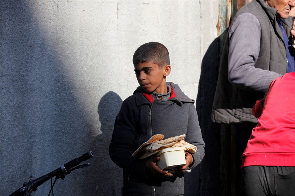 Gaza na ivici gladi: Palestinci u redu za obrok dok Izrael nastavlja napade