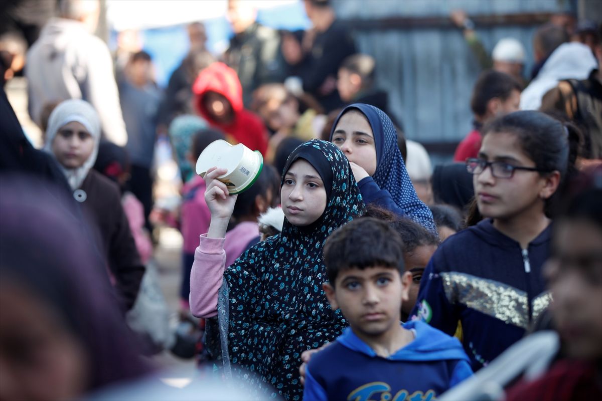 Gaza na ivici gladi: Palestinci u redu za obrok dok Izrael nastavlja napade