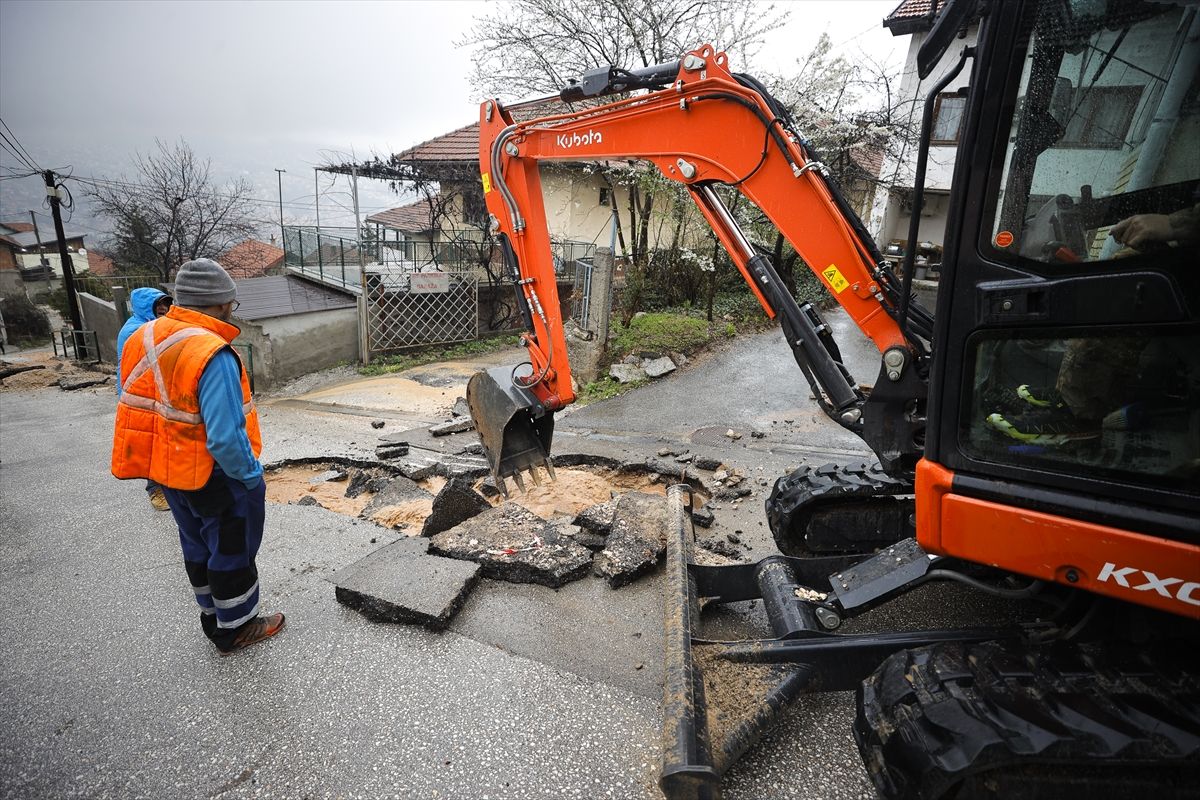 Ulice su poplavljene, a došlo je i do ozbiljnih oštećenja putne infrastrukture, što je izazvalo velike poteškoće u saobraćaju.