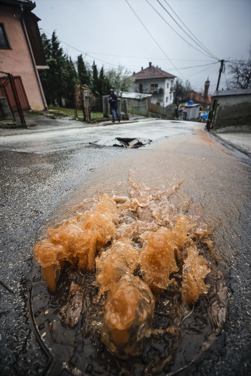 Ulice su poplavljene, a došlo je i do ozbiljnih oštećenja putne infrastrukture, što je izazvalo velike poteškoće u saobraćaju.