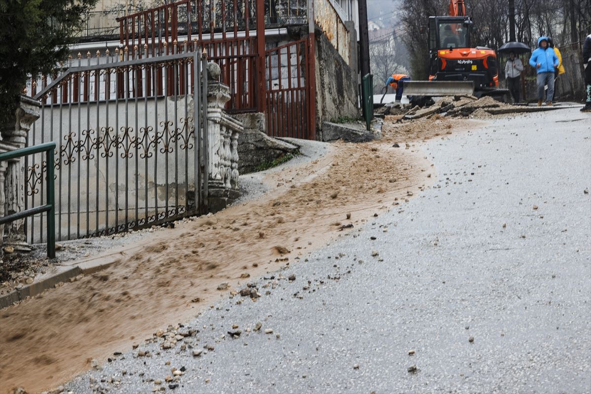 Ulice su poplavljene, a došlo je i do ozbiljnih oštećenja putne infrastrukture, što je izazvalo velike poteškoće u saobraćaju.