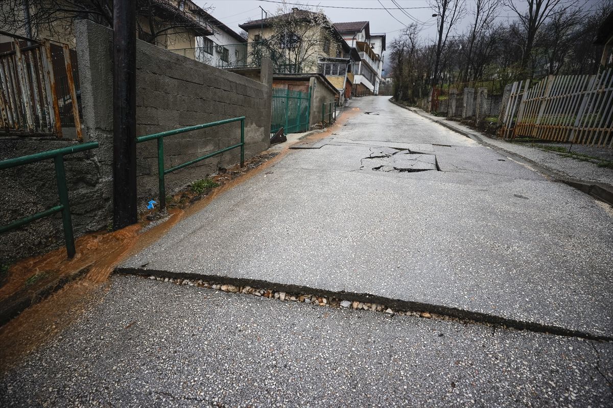 Ulice su poplavljene, a došlo je i do ozbiljnih oštećenja putne infrastrukture, što je izazvalo velike poteškoće u saobraćaju.