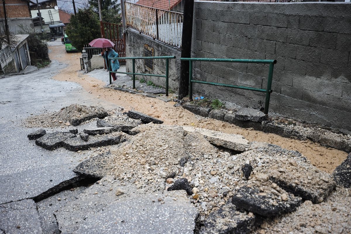 Ulice su poplavljene, a došlo je i do ozbiljnih oštećenja putne infrastrukture, što je izazvalo velike poteškoće u saobraćaju.