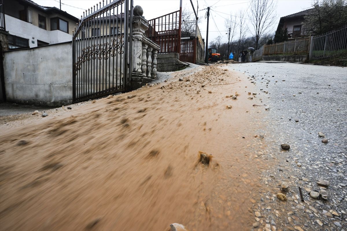 Ulice su poplavljene, a došlo je i do ozbiljnih oštećenja putne infrastrukture, što je izazvalo velike poteškoće u saobraćaju.