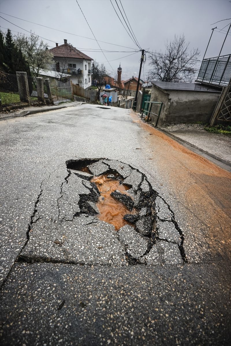 Ulice su poplavljene, a došlo je i do ozbiljnih oštećenja putne infrastrukture, što je izazvalo velike poteškoće u saobraćaju.