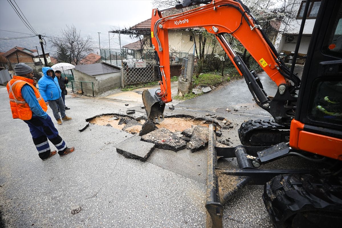 Ulice su poplavljene, a došlo je i do ozbiljnih oštećenja putne infrastrukture, što je izazvalo velike poteškoće u saobraćaju.
