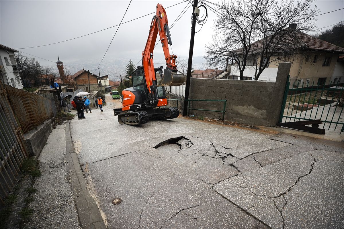 Ulice su poplavljene, a došlo je i do ozbiljnih oštećenja putne infrastrukture, što je izazvalo velike poteškoće u saobraćaju.