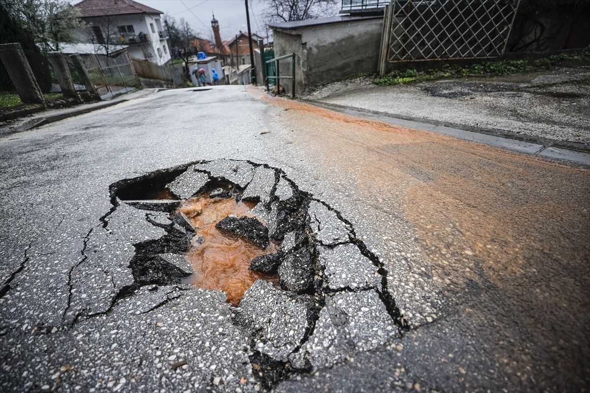 Ulice su poplavljene, a došlo je i do ozbiljnih oštećenja putne infrastrukture, što je izazvalo velike poteškoće u saobraćaju.
