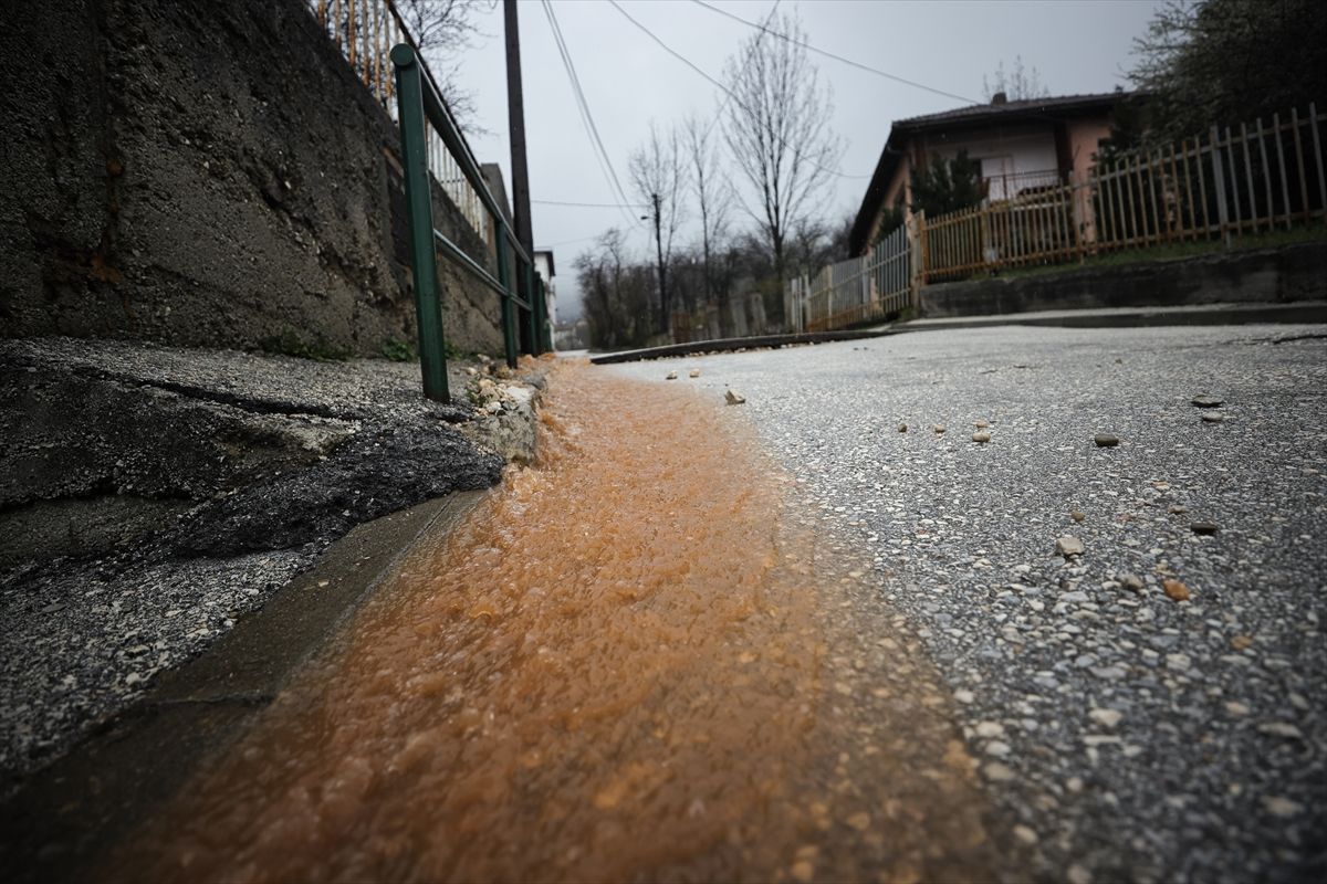 Ulice su poplavljene, a došlo je i do ozbiljnih oštećenja putne infrastrukture, što je izazvalo velike poteškoće u saobraćaju.