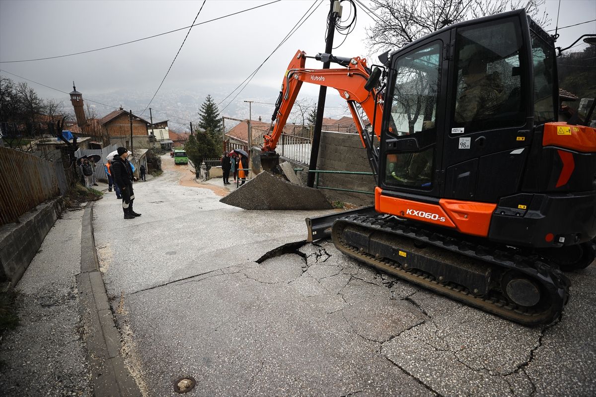 Ulice su poplavljene, a došlo je i do ozbiljnih oštećenja putne infrastrukture, što je izazvalo velike poteškoće u saobraćaju.