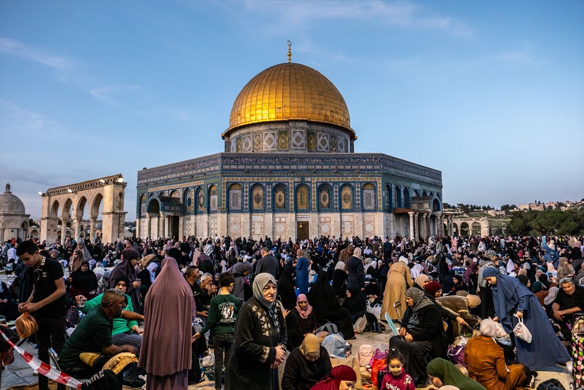 Od izbijanja genocidnog rata u Gazi 7. oktobra 2023. godine, izraelske vlasti su nametnule stroge mjere ograničavajući Palestincima pristup sa Zapadne obale Istočnom Jerusalemu