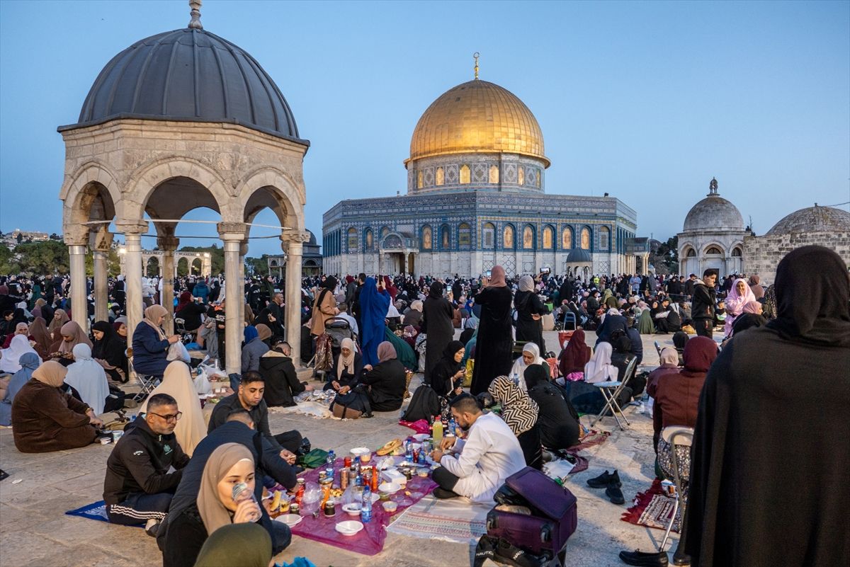 Od izbijanja genocidnog rata u Gazi 7. oktobra 2023. godine, izraelske vlasti su nametnule stroge mjere ograničavajući Palestincima pristup sa Zapadne obale Istočnom Jerusalemu