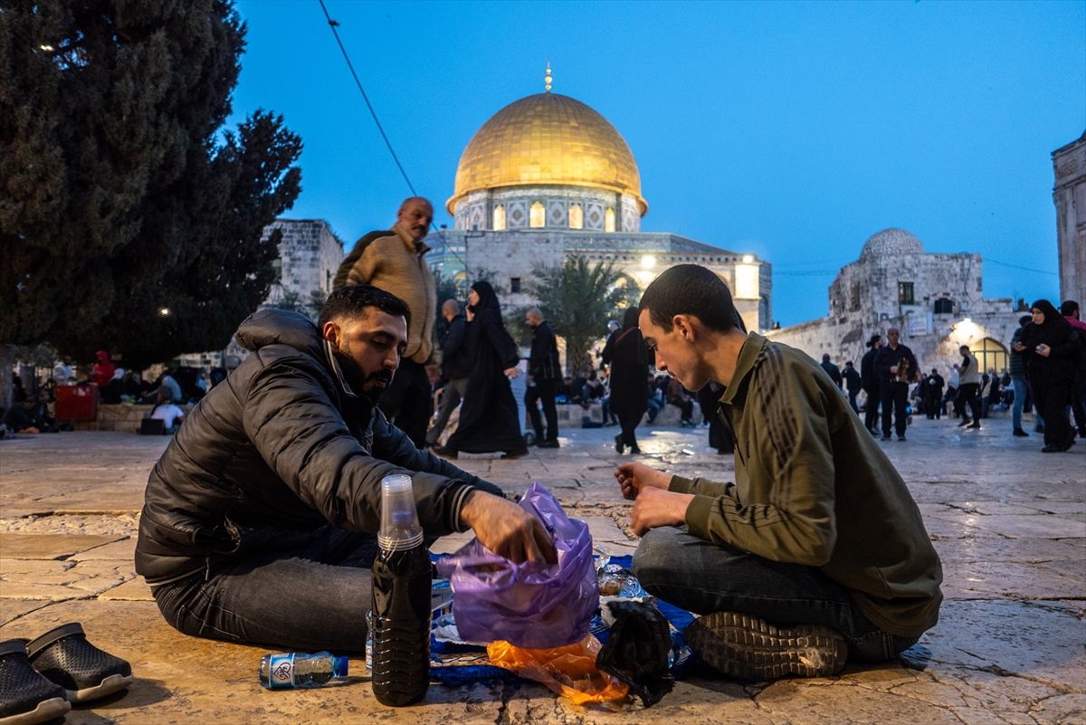 Palestinci iftarili u krugu Al-Akse u noći Lejletul-kadra