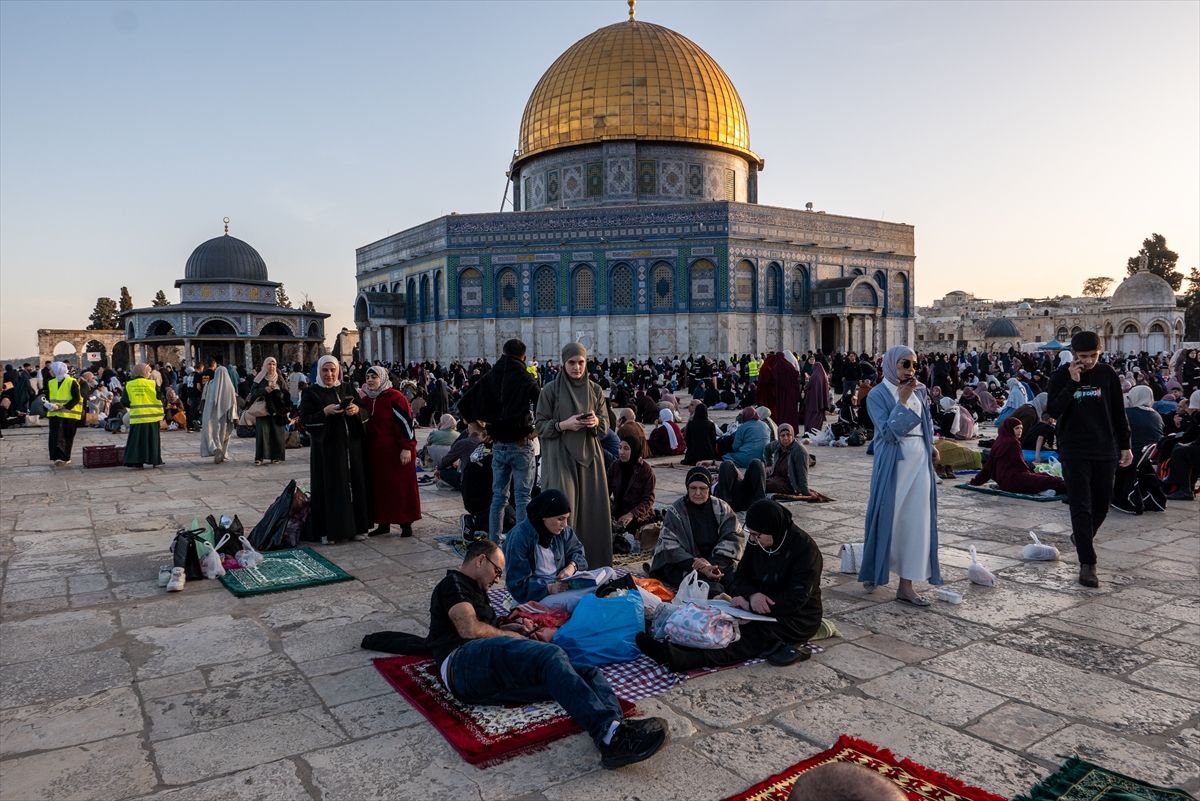 Od izbijanja genocidnog rata u Gazi 7. oktobra 2023. godine, izraelske vlasti su nametnule stroge mjere ograničavajući Palestincima pristup sa Zapadne obale Istočnom Jerusalemu