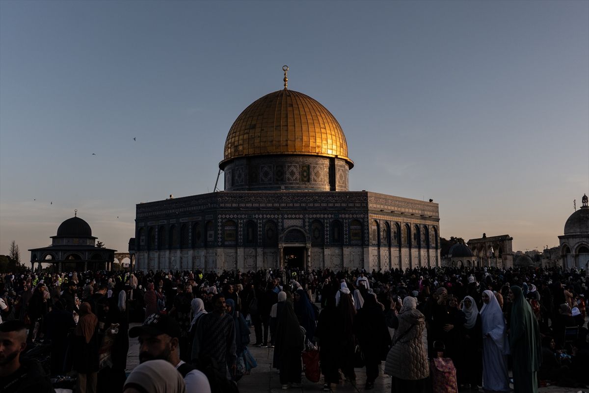 Od izbijanja genocidnog rata u Gazi 7. oktobra 2023. godine, izraelske vlasti su nametnule stroge mjere ograničavajući Palestincima pristup sa Zapadne obale Istočnom Jerusalemu