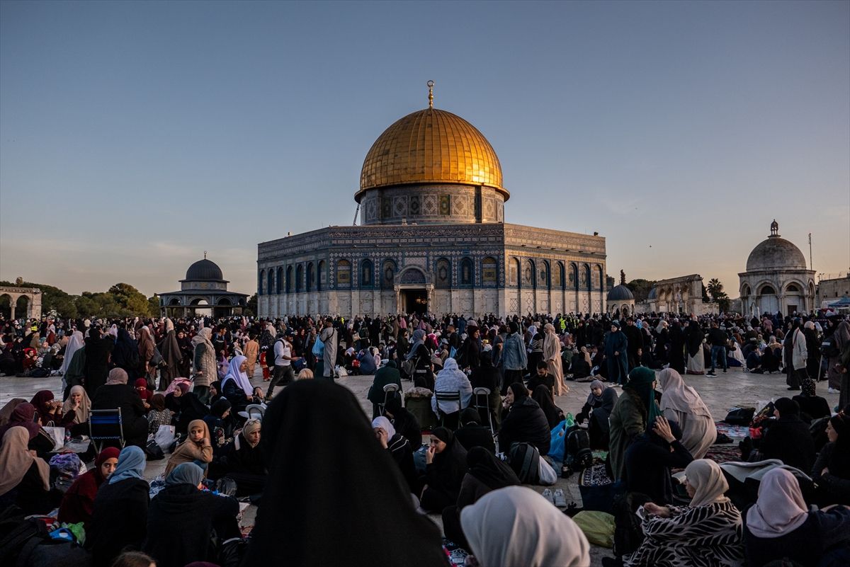 Od izbijanja genocidnog rata u Gazi 7. oktobra 2023. godine, izraelske vlasti su nametnule stroge mjere ograničavajući Palestincima pristup sa Zapadne obale Istočnom Jerusalemu