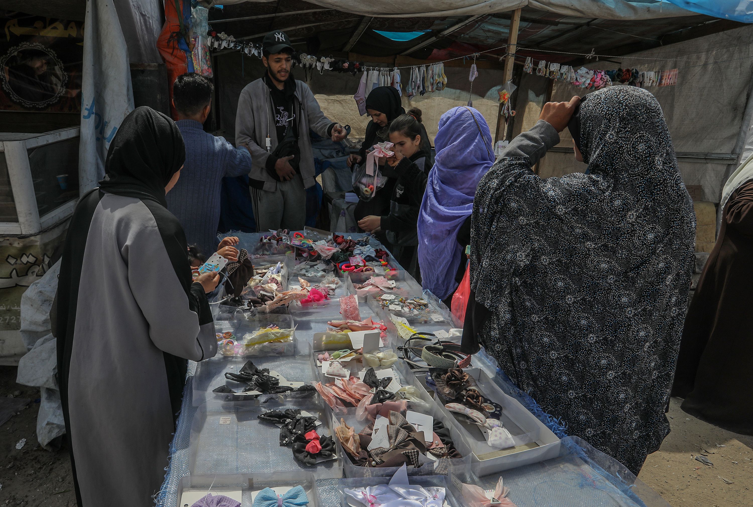 U izraelskim zračnim napadima širom Gaze danas je ubijeno najmanje 17 Palestinaca, uključujući i dijete, a više osoba je ranjeno