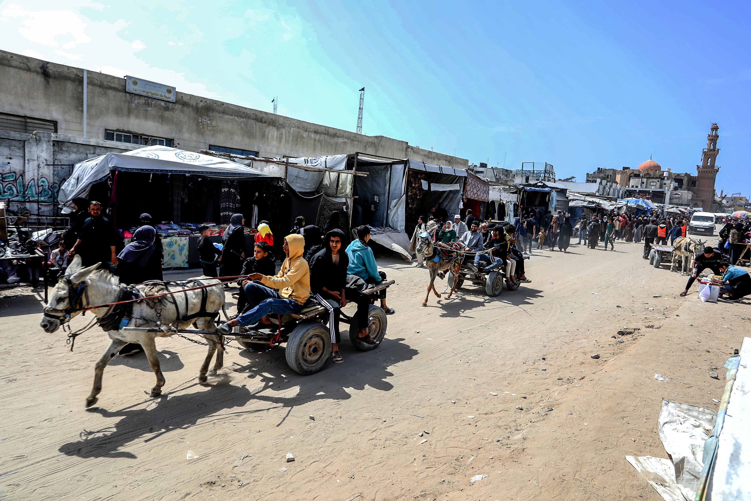 U izraelskim zračnim napadima širom Gaze danas je ubijeno najmanje 17 Palestinaca, uključujući i dijete, a više osoba je ranjeno