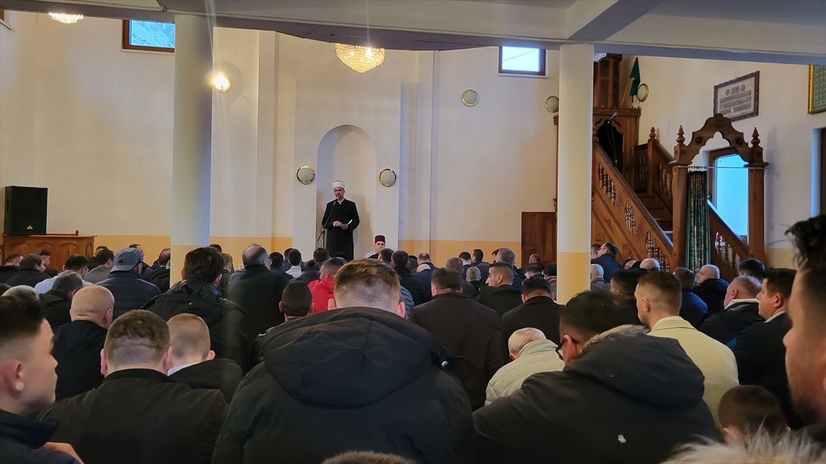 Bajramska svečanost u povodu ramazanskog bajrama održana je u Bijeloj džamiji u Srebrenici koja je bila mala da primi sve vjernike.