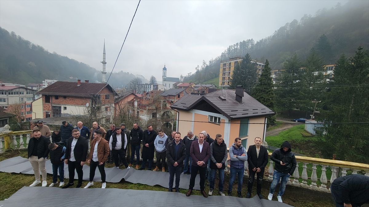 Srebrenica: Bijela džamija bila mala da primi sve vjernike koji su klanjali bajram-namaz