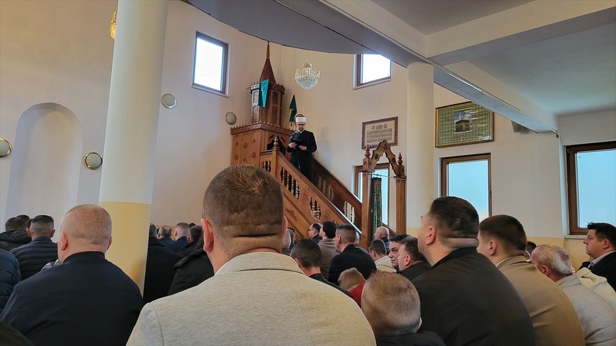 Srebrenica: Bijela džamija bila mala da primi sve vjernike koji su klanjali bajram-namaz
