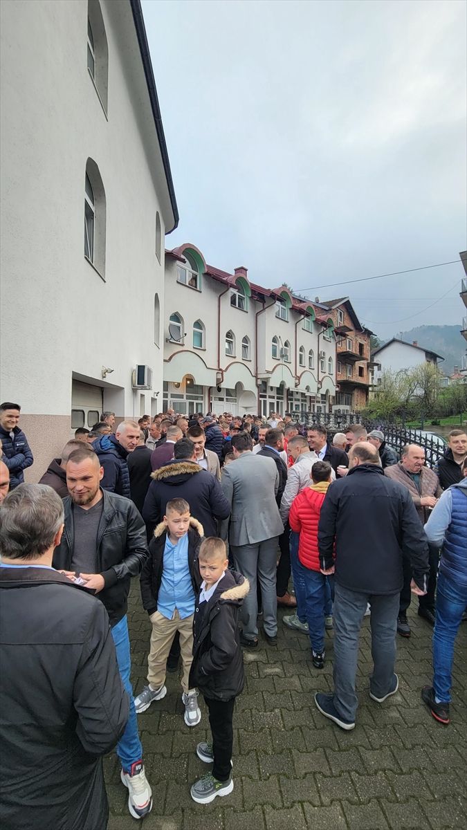 Srebrenica: Bijela džamija bila mala da primi sve vjernike koji su klanjali bajram-namaz