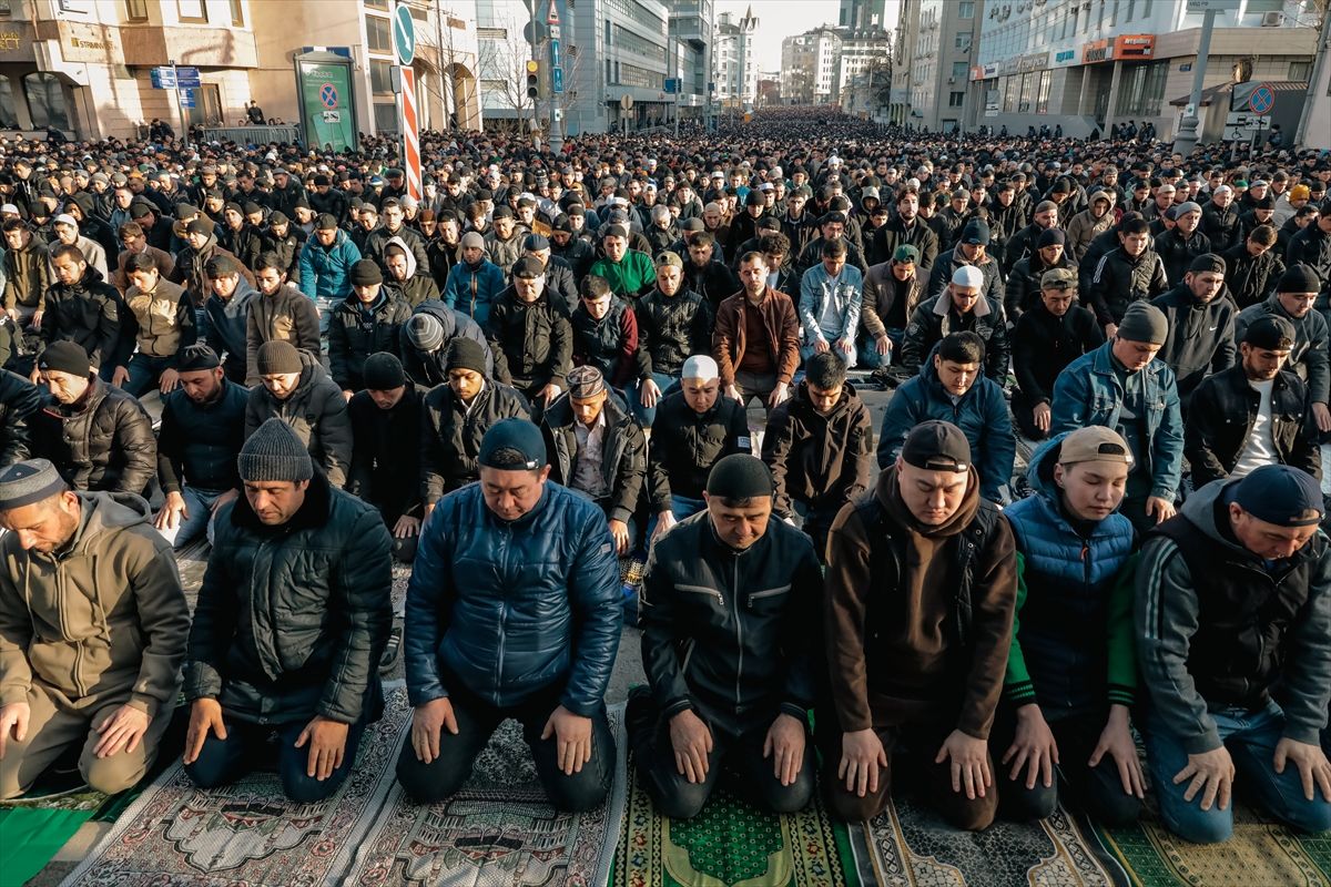 Muslimani širom svijeta danas obilježavaju prvi dan Ramazanskog bajrama
