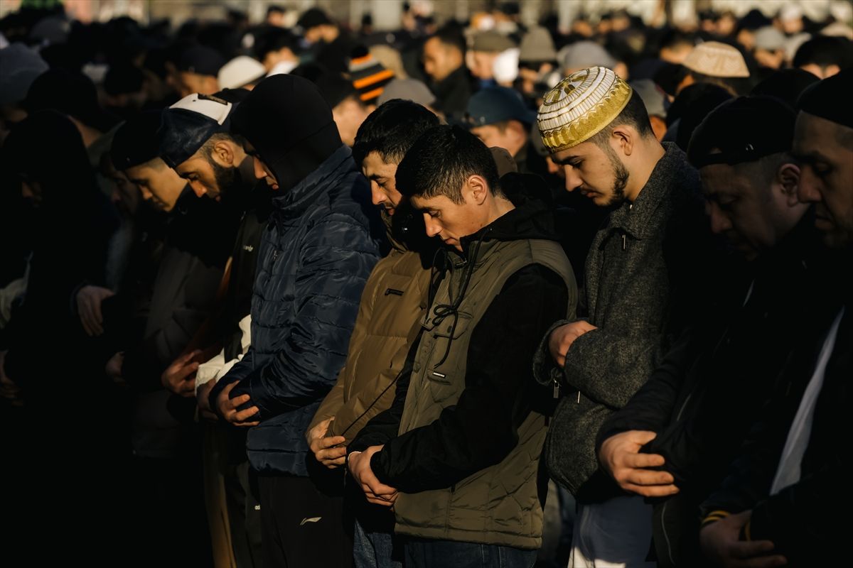 Muslimani širom svijeta danas obilježavaju prvi dan Ramazanskog bajrama