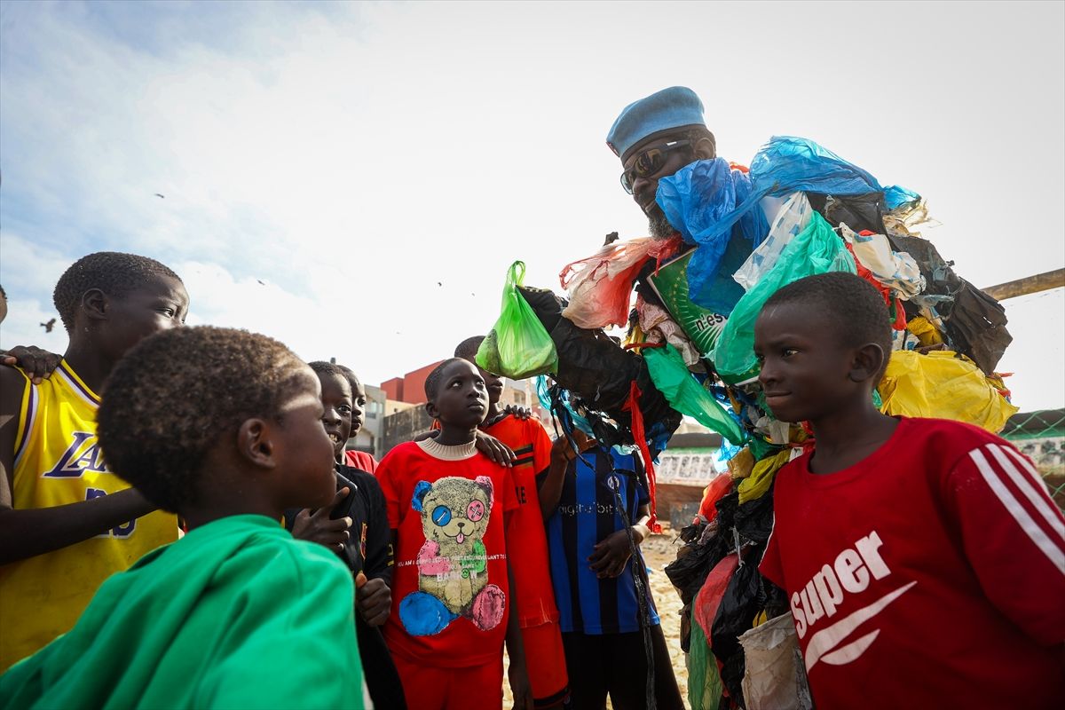 Njegov zaštitni znak je kostim sastavljen od stotina plastičnih kesa, kojim skreće pažnju na problem otpada i klimatskih promjena.