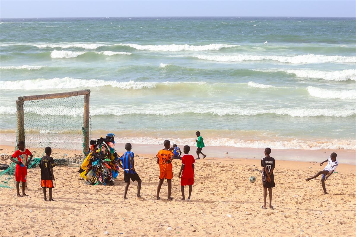 Njegov zaštitni znak je kostim sastavljen od stotina plastičnih kesa, kojim skreće pažnju na problem otpada i klimatskih promjena.